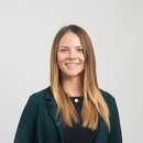 Ein Portraitfoto der Mitarbeiterin Angelina Holzer | © Alpenregion Bludenz Tourismus GmbH, Christa Engstler