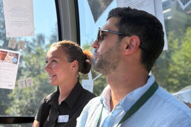 Miriam Konrad (Alpenregion Bludenz Tourismus GmbH) und Stefan Köb (WKV, Sparte Gastronomie) in der Klostertal Gondel | © Marissa Meyer, Stadt Bludenz
