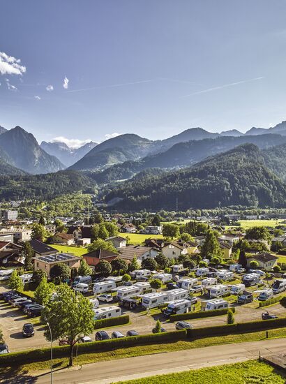 Drohnenaufnahme des Campingplatzes Sonnenberg in Nüziders im Sommer | © Alpenregion Bludenz Tourismus GmbH, Alex Kaiser