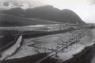 Schwarz-weiß-Foto von 1918: Überschwemmte Landschaft während des Hochwassers, archiviertes Zeitdokument. | © Archiv WLV Vorarlberg, Sektion Bludenz