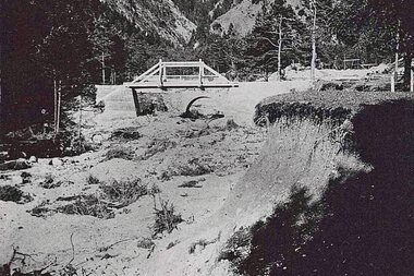 Schwarz-weiß-Foto von 1919: Blick auf das Galgentobel, archiviertes Landschaftsdokument. | © Archiv WLV Vorarlberg, Sektion Bludenz