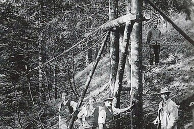Schwarz-weiß-Foto aus dem Archiv: Motorseilaufzug im Einsatz in bergiger Umgebung. | © Archiv WLV Vorarlberg, Sektion Bludenz
