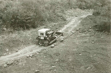Schwarz-weiß-Foto von 1957: Eine Planierraupe räumt Gelände im Galgentobel, dokumentiert in einem Archivbild. | © Archiv WLV Vorarlberg, Sektion Bludenz