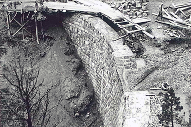 Schwarz-weiß-Foto von 1966: Vorbausperre im Mittenwaldtobel bei Galgentobel, historisches Archivbild. | © Archiv WLV Vorarlberg, Sektion Bludenz