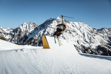 Cooler Trick auf eine Obstacle im Backyards Snowpark | © Backyards Snowpark