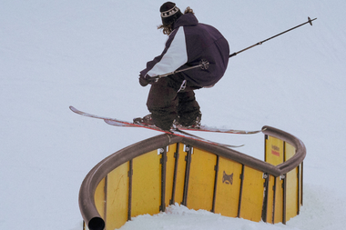 Skifahrer macht Trick über S-Rail. | © Backyards Brandnertal