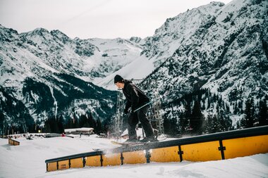 Skifahrer fährt über Rail. | © Backyards Snowpark
