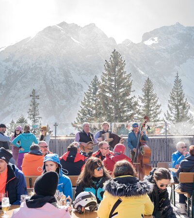 Drei Musiker beim Alpengasthof Melkboden. Im Hintergrund eine traumhafte Winterlandschaft. | © Bergbahnen Brandnertal, Hefti Impressions