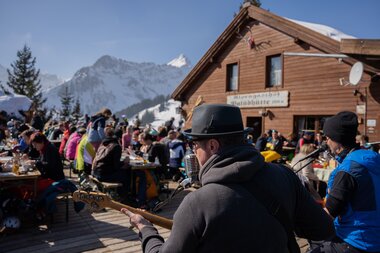 Zwei Musiker spielen auf der Terrasse der Palüdhütte. | © Bergbahnen Brandnertal, Hefti Impressions