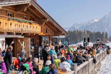 Eine volle Sonnenterrasse bei der Rufana Alp am Sonntag beim Firnklang. | © Bergbahnen Brandnertal, Hefti Impressions