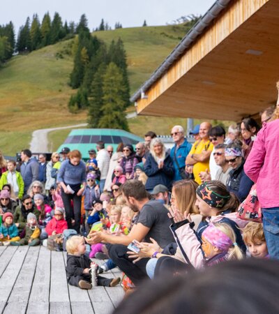 Publikum beim Kunterbunt Festival im Brandnertal | © Bergbahnen Brandnertal, Bettina Schwarzhans Publikum sieht gespannt den Künstlern beim Kunterbunt Festival im Palüd zu. | © Bergbahnen Brandnertal, Bettina Schwarzhans