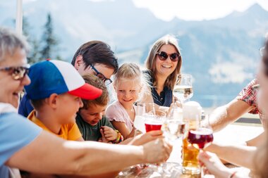 Refreshing drinks in the restaurant | © Bergbahnen Brandnertal, Frederick Sams