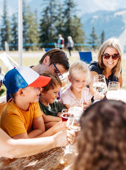 Shared drink after the hike | © Bergbahnen Brandnertal, Frederick Sams