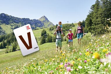 V-Card Vorarlberg | © V-Card Vorarlberg Das V-Card Ticket schwebt im Vordergrund. Daneben ist eine wandernde Familie zu sehen. | © V-Card Vorarlberg