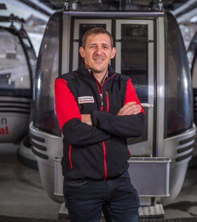Matthias Koch | © Bergbahnen Brandnertal, Roman Nöstler Mitarbeiter vor Gondel der Bergbahn | © Bergbahnen Brandnertal, Roman Nöstler