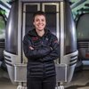 Mitarbeiterin vor Gondel der Bergbahn | © Bergbahnen Brandnertal, Roman Nöstler