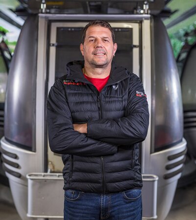 Mitarbeiter vor Gondel der Bergbahn | © Bergbahnen Brandnertal, Roman Nöstler