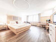 Doppelzimmer mit Naturholz