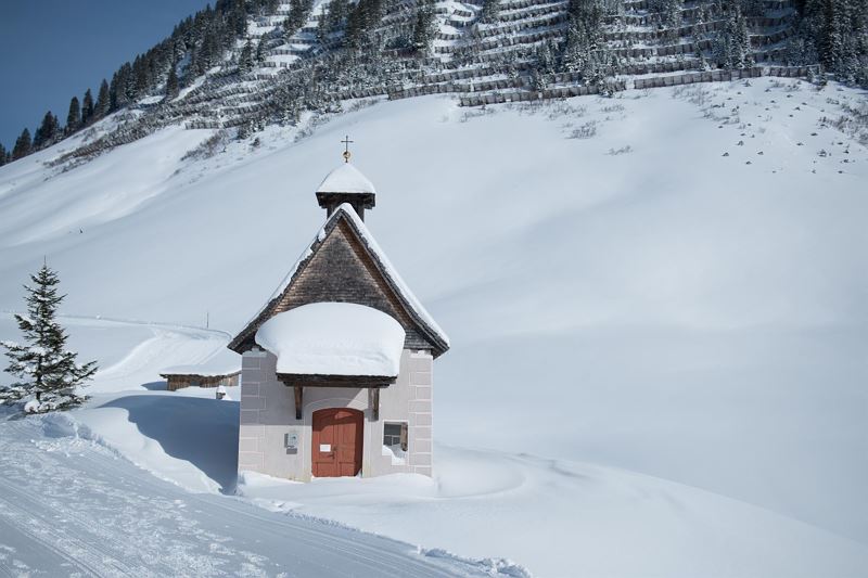 St. Annakapelle in Faschina im Winter 