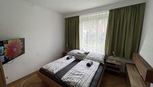 Apartment, shower or bath, toilet, 4 or more bed rooms