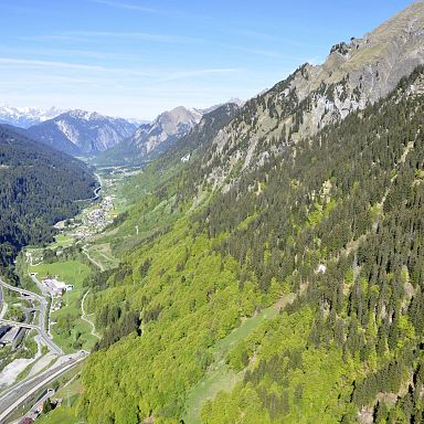 Blick auf die Klostertaler Bergwälder von Langen am Arlberg Richtung Westen